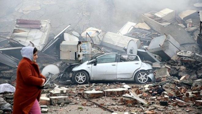 nsanlarn dorudan mdahalesiyle deprem retmek mmkn m?    <br>Kimi uzmanlara gre, nkleer bombalarla retilen sarsntlar ya da derin madencilik faaliyetleri fay hatlar zerinde belirli etki yaratabilir. Ancak bunun yksek sismik hareketlere dnt ynnde bugne kadar kantlanm bir bilgi yoktur.