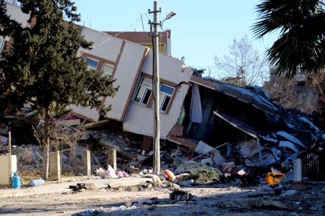 Hayvanlar depremi tahmin edebilir mi?    bu konuda bilimsel olarak kantlanm bir olay ya da bulgu yok. nemli bir depremden nceki olaan d hayvan davranlarna dair elimizdeki en eski referans, M 373 ylnda Yunanistan'da yaanan bir deprem hakkndadr. Hayvanlarn ykc bir depremden nce garip davranlar sergilediine dair ok sayda anekdot bulunmaktadr. Fakat bunlar bilimsel yntemlerle kantlanamamtr.