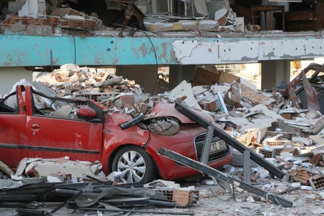 TEMNATTA YOKSA DEME YAPILAMIYOR    Eer kasko polielerinde deprem, sel, dolu, frtna, takn, iddetli ya gibi afetler kapsam dysa ya da sadece deprem kapsam d braklmsa hasar demesi alnamaz. Mini kasko gibi dar kapsaml rnlerde deprem temitat d braklabiliyor.