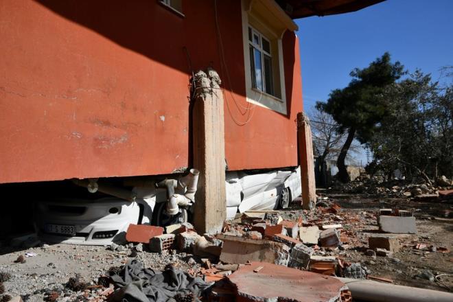 DEPREM BAHANESYLE KASKO YAPMAYAN RKETLERE UYARI    Baz sigorta irketlerinin deprem riskini bahane ederek kasko yaptrmak isteyen vatandalar geri evirdii bildirildi. Tketiciler Birlii, bu uygulamalarn CMER'e ikayet edilmesini istedi.