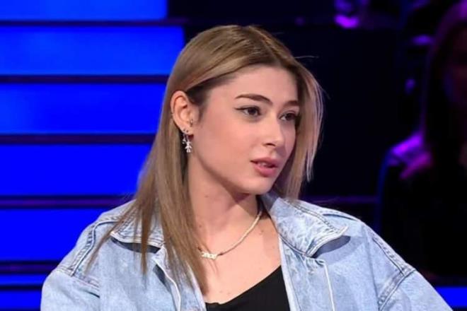 Sempatik tavrlaryla dikkat eken Simay Atl adl yarmac Kahramanmara'ta ken Penta Park'ta oturuyordu.