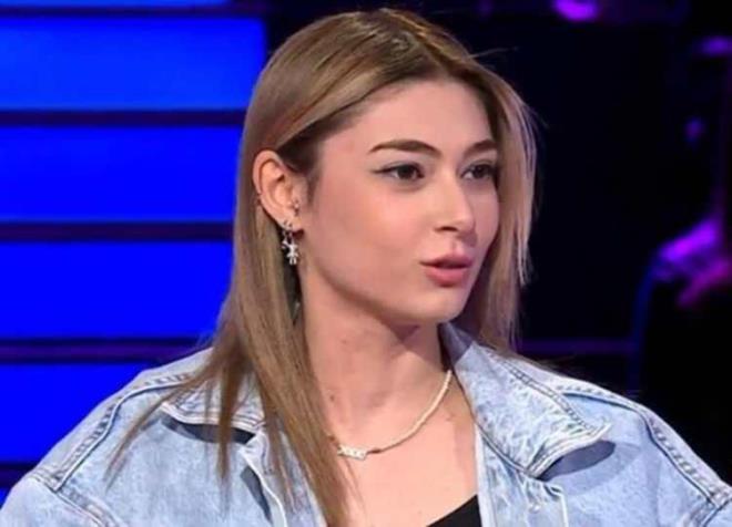 ok sayda vatandamzn ld depremde  hayatn kaybedenler arasnda, nl oyuncu Kenan mirzalolu'nun sunumuyla ATV'de ekranlara gelen Kim Milyoner Olmak ster yarmasna katlan Simay Atl da vard.