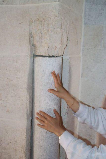 'DEPREM TERAZS' NASIL ALIIR?    Deprem terazileri ok basit bir sistemle alyor; eer silindir kolayca dnyorsa caminin depremde hasar grmedii ancak silindir dnmyor veya dnerken zorlanyorsa yapnn hasar grd anlalyor. Bu durum da hasar nedeniyle yaplacak mdahalenin boyutunu ortaya karyor.