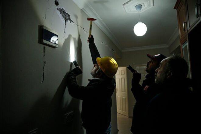 Gnmzde deprem hasar tespitleri farkl yntemlerle yaplrken akllara, yzyllardr tarihe meydan okuyan Mimar Sinan eserleri geldi. Hatal tespit edilen binalardan sonra asrlar nce kullanlan 'deprem hasar tespiti sistemi' aratrlmaya baland.