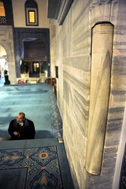 1585 ylnda inaat biten Manisa'daki Muradiye Camii'nde mihrabn iki yannda deprem terazileri mevcut.