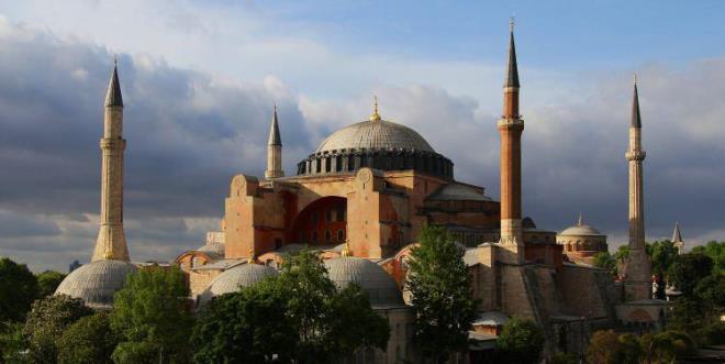 Mimar Sinan tarafndan 573'te kubbesi onarlan ve takviye duvarlarla gnmze kadar gelen Ayasofya Camii'nde de deprem terazileri kullanlyor.
