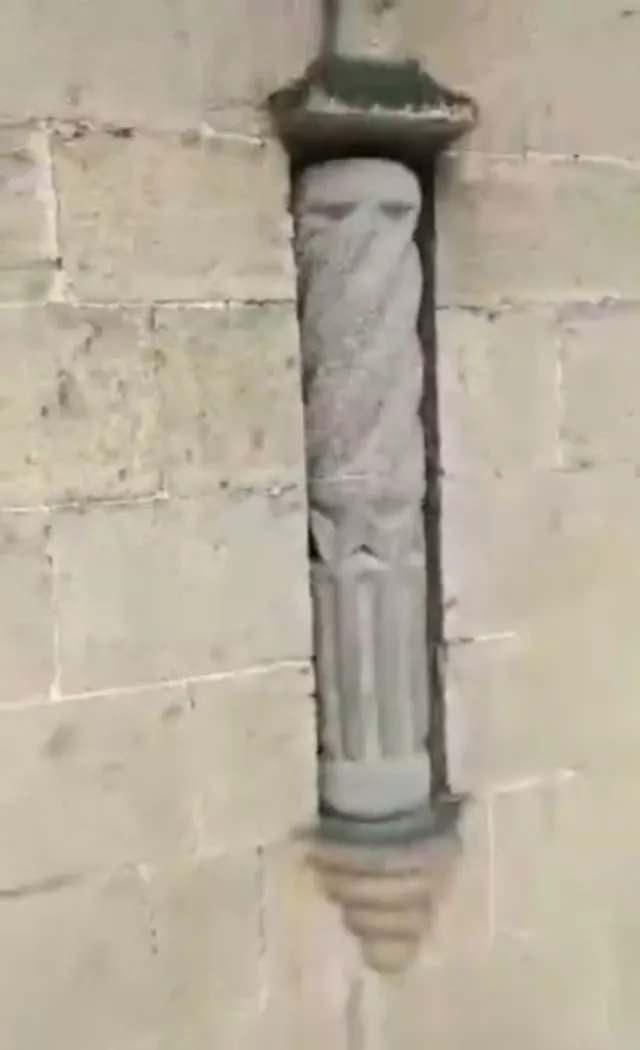 'DEPREM TERAZS' NEDR?    Anadolu'nun farkl camiilerinde 'deprem terazisi' ismi verilen dzenek, silindir bir yapya sahiptir. Binann depremden sonra hasar alp almadn gsteren bu sistem, mermer veya beton eklinde yaplarn eitli noktalarnda kullanlm.