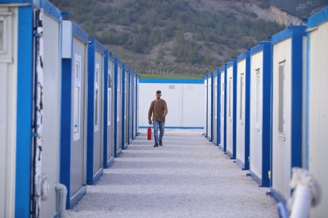 Blgede ilk etapta 100 bin konteynerin kurulumuna baland bilgisine yer verilen paylamda, depremden etkilenen illerden Hatay'da 1120, Kahramanmara'ta 1047, Gaziantep'te 1206, Adyaman'da 656, Malatya'da 605, anlurfa'da 1800, Osmaniye'de 127 konteyner kurulduu kaydedildi.