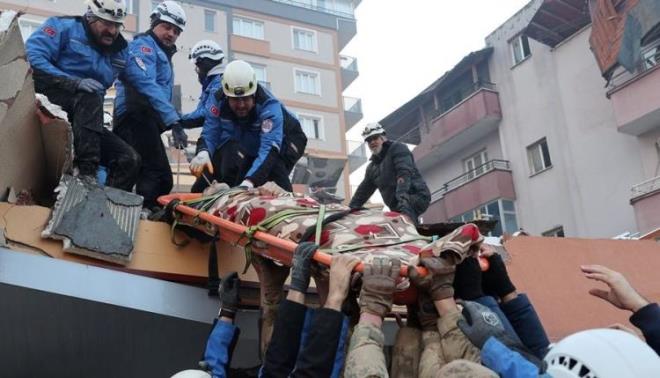 Ayrca, deprem sonras sanat ve spor dnyasndan nl isimlerle birlikte, blgeye yardm kampanyas balatld. ABD'ye yerleip tr ofrl yapan Tolga Karel, yaanan felaket sonras 18 gndr depremde btn imkanlar seferber eden devleti sosyal medyadan eletirenlere ate pskrd.