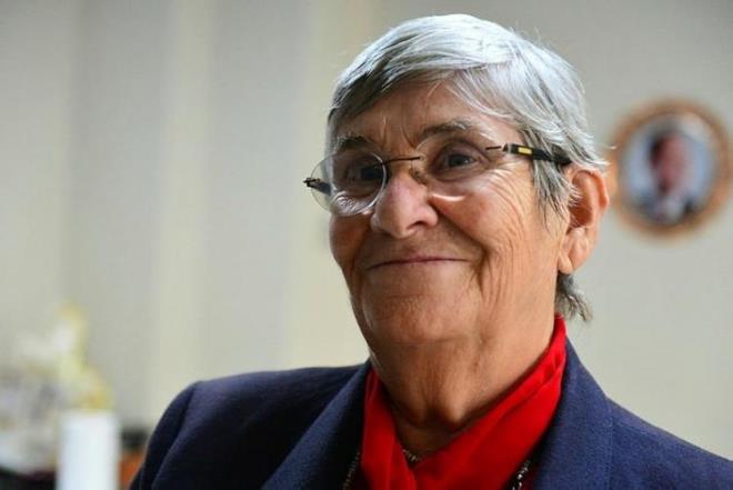 Trkiye'de sende osteoporoz var diye senelerce hanmlara hormonlar, ilalar verildi. te efendim bu peynir hepsinin yerine geer. Hanmlar beyler, osteoporozu nlemek iin bol bol yiyin diyorum. Osteoporoz, kemik erimesidir. Kemik erimesi, diz arlar ve eklem arlarn nlemek iin bol bol peynir yiyerek nlemi olursunuz." ifadelerini kulland.