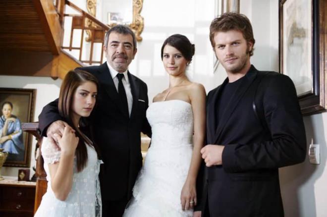 2008-2010 yllar arasnda Kanal D ekranlarnda izleyicisiyle buluan dizi Ak- Memnu film oluyor. Dizide Bihter rolnde Beren Saat, Nihal rolnde isim Hazal Kaya yer alrken film iin farkl isimlerle grlmt.