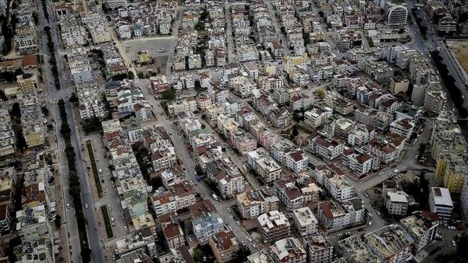 "BNALARIN YZDE 70' KURTULABLR"    Deprem Glendirme Dernei (DEGDER) Bakan Sinan Trkkan, "Karbonfiber bildiiniz bir kuma eklinde kolonun etrafna sarlarak epoksi ile yaptrlarak sarlan bir malzeme demirden on kat daha gl malzemeler. Dolaysyla onunla sardnz zaman deprem srasnda bu kolonun paralanmasn veya bundan dolay kmesini engellemek mmkn.    lke geneline baktmz takdirde toplam yap stoumuzun yzde 75'nin riskli alanda olduunu hep birlikte biliyoruz artk. 10 milyon veya 8 milyon bir bina stou varsa elimizde ve bunlarda risk tayorsa bunlarn ok rahatlkla yzde 60' yzde 70 glendirme ile kurtulabilir. nce kolon ierisindeki donatlar tespit edildi ve donatlardan sonra demir olmayan blgeden karotlar alnd.    Syrmalar yapld, temelle ilgili analizler yapld. Zeminle ilgili ett yapld. Bu bina da glendirilecek bir bina olarak projelendirildi" dedi.