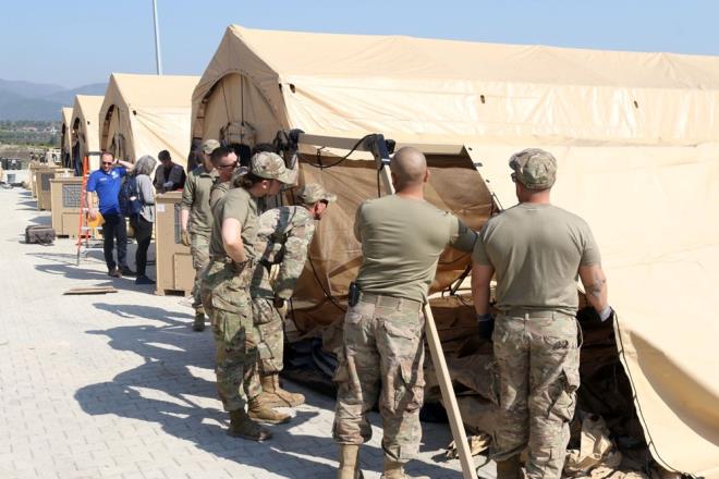 ABD Uluslararas Kalknma Ajans (USAID) Afet Mdahale Ekibi (DART) Bakan Stephen Allen, gazetecilere yapt aklamada, kurum olarak ABD Hkmetinin btn birimlerini afetlere daha etkin biimde yant verebilmek amacyla koordine etmekle grevli olduklarn anlatt.    AFAD'la koordine halinde Adyaman'a 160 kiiden oluan ve kpeklerin de yer ald arama kurtarma ekibi yolladklarn dile getiren Allen, yle konutu: