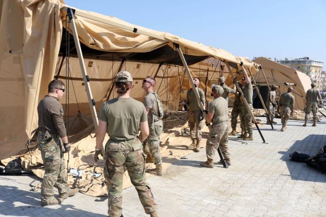 Trk hkmeti ile koordineli olarak yardm malzemelerini dattklarn, Trk Salk Bakanlnn direktifleriyle ve onlarla koordine halde altklarn vurgulayan Allen, "Afetin ortasnda bile Trk Salk Bakanl yetkilileri muhteem bir i karyorlar. Tm ekipleriyle birlikte etkin bir biimde alyorlar. Bizim iin sizlere yardm etmek byk bir onur." dedi.