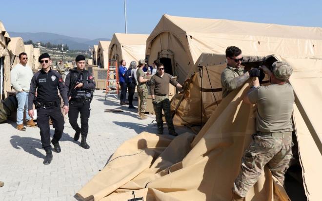 "Btn koordinasyonunu Salk Bakanl olarak kendi ekiplerimizle devralacaz. Buradaki medikal bakm biz yrtmeye devam edeceiz. u anda tedavi srelerimiz burada devam ediyor. Afet blgelerinde birok lkeden yardma gelenler mevcut. Hepsine ok teekkr ediyoruz. Buradaki koordinasyonumuza yapmak istediklerimize yardmc oluyorlar. Biz de Trkiye Salk Bakanl ekibi olarak elimizden ne gelirse yapmaya devam ediyoruz."