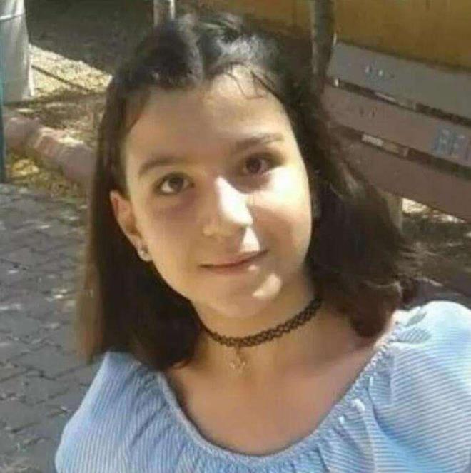 "ELN TUTTUM, SALARINI OKADIM?    Kzn kurtaramayan Haner, yannda oturmaya devam etti. O anlar, "Elini tuttum, salarn okadm, yanaklarndan ptm" diye anlatyor. Mesut Haner, daha sonra muhabir Adem Altan' olay yerinin fotoraflarn ekerken grd ve kslm sesiyle "ocuumun fotoraflarn ek? dedi.