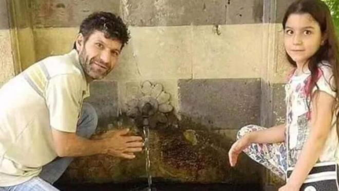 zerinden turuncu mont ile enkaz altnda kznn elini brakmadan enkazda bekleyen babann bu fotoraf depremin simgesi oldu.