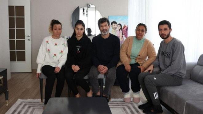 "BU ACI TARF EDLEMEZ"    Acl baba o an  "Elini brakamadm. Kzm yatanda melek gibi uyuyordu" diye anmsyor.    Sekiz katl apartmann enkaz altnda kzyla birlikte ailesini kaybettiini, "Annemi, kardelerimi, yeenlerimi depremde kaybettim" diyerek anlatan Haner ekliyor: "Ama hibir ey z ocuunu gmmekle kyaslanamaz. Bu ac tarif edilemez."