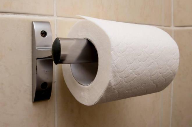 Bir dier kimyasallardan biri de tuvalet kadnn daha yumuak ve gzel kokmas iin eklenen petrol bazl madeni yalar ve parafin. Bu petrol bazl kimyasallar kansoren olup vcutta yanmaya tahrie ve kzarkla neden olmaktadr.