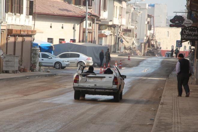 Kahramanmara merkezli 7.7 byklndeki depreme, Hatay'n Samanda ilesinde yakalanan Ahmet Uural'n 4 katl evinde ksmi kntler olutu. Ailesiyle dar kan Uural'n otomobili, atdan den beton paralarnn altnda kald.