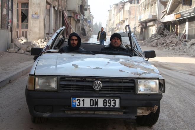 Hatay'daki evi depremde ken Ahmet Uural (54), enkazda kalan otomobilini, tavann Ukraynal arama- kurtarma ekibine kestirerek kurtarabildi.     DHA'nn haberine gre aracn altrp, zeri ak halde eyalarn tayan Uural, Antakya'daki hasar tespit merkezine gitti.