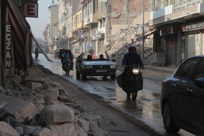Blgede arama- kurtarma almas yapan Ukraynal ekipten yardm isteyen Uural, aracn, tavann kestirerek enkazdan karttrd. Uural, oluyla birlikte otomobiliyle hasar tespit kayd iin kent merkezindeki adra gitti.