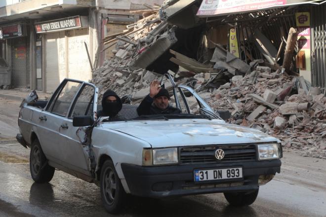 Depremde ablasnn hayatn kaybettiini, kendisinin ve akrabalarnn evlerinin ykldn anlatan Ahmet Uural, "Sabah uyandmzda ev darmadank olmutu. Duvarlar birbirine kt. karken 'Olum arabann anahtarn al' dedim, bir baktm araba pert olmu. 4'nc kattan, damn duvar zerine devrilmi. 2 gn sonra arabay kardm oradan. Ukraynal kurtarclar vard. Onlara syledim, direkleri kestirdim. Motorun alp almadn kontrol ettim. Evdeki ufak tefek eyalarm tadm" dedi.