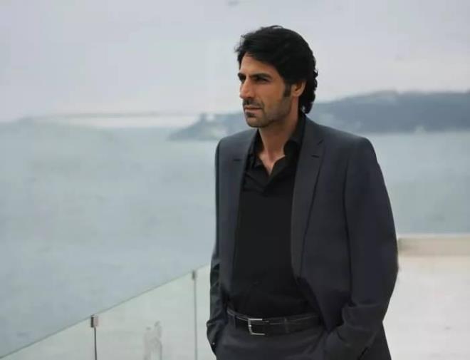 YILLAR ABDLHEY'E DE ACIMAMI    lk olarak Kurtlar Vadisi setinde prodksiyon eleman olarak ie balayan oban, kefedilmesiyle Abdlhey roln ald.