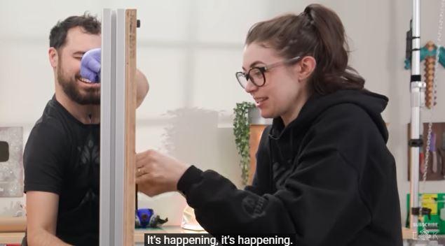 Bilgisayarn alt ve st kapaklar kontrplaklardan yapld.  ksmda dier bileenlerin yerli yerinde durmas iin vinil ve ABS gibi kimyasallar kullanld.