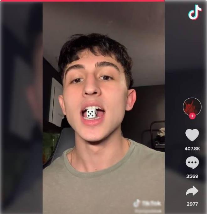 "zellikle pandemi dneminde, elenceli zaman geirmek iin kullanm yaygnlaan TikTok, ocuk ve gen yataki insanlar zerinde ciddi ve olumsuz etkiler brakyor. Her ne kadar elence amacyla balayan bir uygulama olsa da beklenmedik etkileri de mevcut. zellikle uygulamada yer alan canl yayn ieriine dikkat eken uzmanlar, burada ocuklarn para kazanmak iin baz ho olmayan davran kalplar iine girebildiini, milli, manevi ve ahlaki deerleri hie sayabildiini belirtti. 2 Milyar indirme saysna ulaan ve hali hazrda 689 milyon aktif kullancya sahip olan bu platform, barndrd ieriklerle, Instagram, Facebook, Twitter ve Youtube gibi platformlar da etkisi altna alyor."