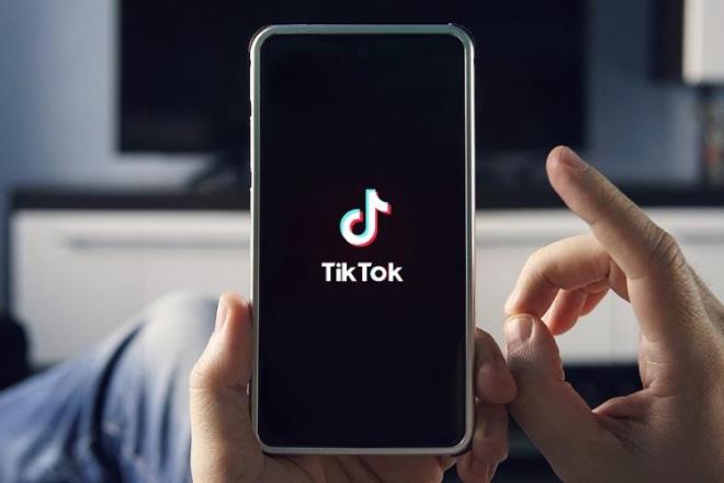 Kastamonu niversitesi retim Grevlisi Do. Dr. Selman Tunay Kamer, milyonlarca kullancs olan in retimi TikTok'un ocuklar zerindeki olumsuz etkilerinden bahsetti. Can skntsnda TikTok ile vakit geiren ocuklarn, iinde bulunduklar tehlikeden bir haber maddi ve manevi olarak zedelendii ileri srlrken uygulamann kullanm, dnyann pek ok lkesinde gvenlik riskleri gerekesiyle yasakland. Yllardr TikTok uygulamas zerinde uyarlar art ardna gelirken uzman isim Kamer, konuya ilikin arpc aklamalarda bulundu.