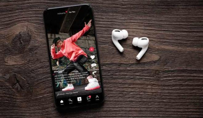 Genellikle bo vakitlerin deerlendirildii; mzik kliplerine play back olarak elik etmek veya dans videolar ekmek zerine kurulu olan TikTok ve benzeri dier uygulamalarn en byk kullanc kitlesi genlerden oluuyor. Ancak birok kiiye elenceli gelen uygulamann ne yazk ki yan etkileri olduka can yakc. Uzmanlar, bamllk haline gelen bu uygulamada kfr ve argo ieren sylemlerin youn ekilde kullanldn belirtti. Bunun yannda iddet, cinsellik, rahatsz edici plaklk, uyuturucu kullanmna zendirme, siber taciz ve cinsel istismar gibi durumlarda da TikTok uygulamasnn tevik edici bir rol stleniyor. Bunun yan sra gvenlik sorunlar nedeniyle yakn zamanda terrn ve terr rgtlerinin de bir propaganda mecras haline geldi. Bu gibi tehlikeler iaret edilerek, bata genler olmak zere tm toplumun milli ve manevi deerlerindeki yozlamaya kar ailelerin dikkatli olmas gerektii konusunda uyarlar geldi.