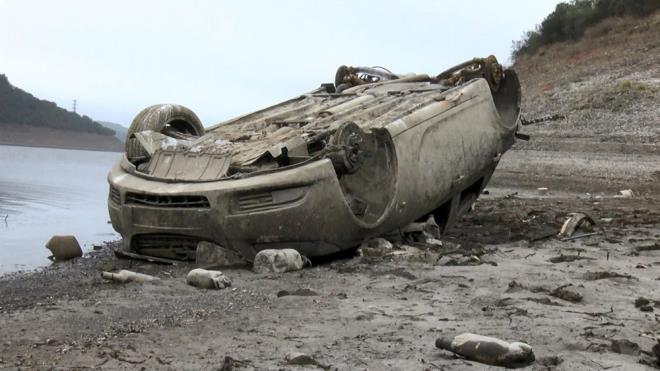 evredeki bir kii, ters dnm halde duran arac cep telefonu kamerasyla grntledi.