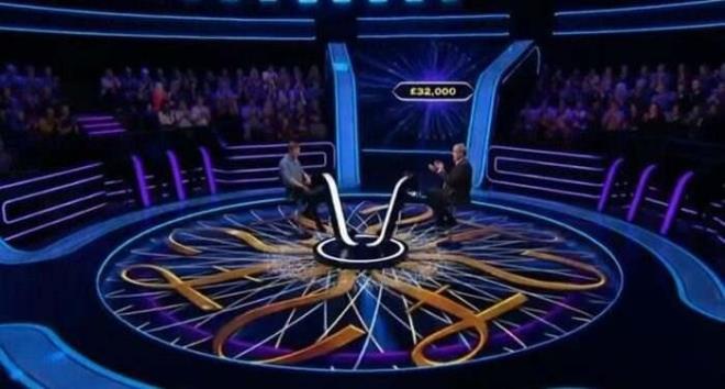 lkemizde ve btn dnyada yaynlanan ve izlenme rekorlar kran Kim Milyoner Olmak ster yarmasnn ngiltere'de yaynlanan versiyonundan ortaya ilgin bir iddia atld. ddiaya gre Milyoner yarmasnda sunuculuk yapan Jeremy Clarkson sunuculuk grevinden alnd. oke eden olayda yarmacdan ilk aklama geldi. te konuya dair detaylar: