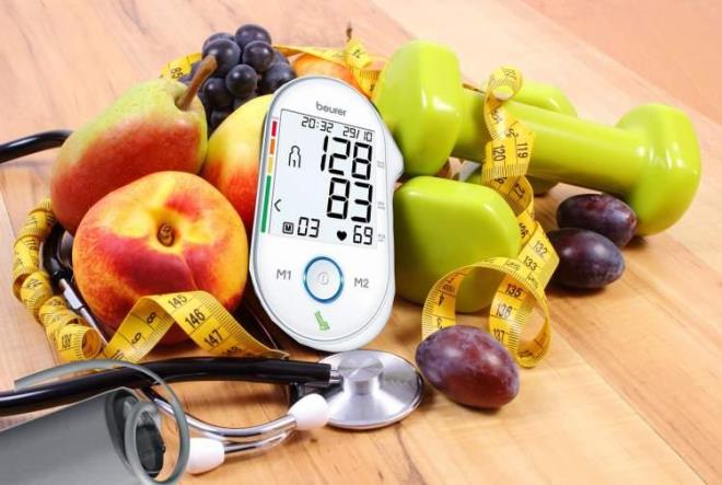 Kabak, marul ve spanak gibi yeil sebzeler gibi su ve mineral bakmndan zengin besinler tavsiye edilir. Portakallar, limonlar, ilekler, kiviler ve kirazlar tavsiye edilir.