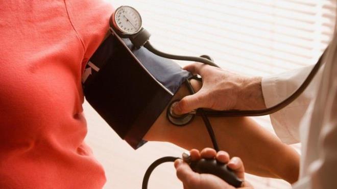 Bir fincan kahve imek, uyarc etkisi nedeniyle o andaki tansiyonu artrmaya yardmc olabilir. Bununla birlikte, etki yalnzca geicidir. Uzun vadede veya yksek dozlarda, kahve zt etkiye de sahip olabilir ve tansiyonu azaltabilir. Yeterince su imek ve bol miktarda sudan zengin meyve ve sebze tketmek hipotansiyona kar byk fayda salar. Bu, tansiyonda daha fazla azalma riski yaratan dehidrasyonu nler.