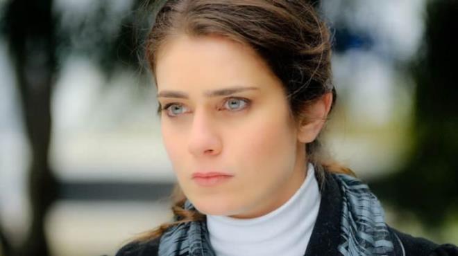 Alveri yapmak iin Akmerkez'e geldiini syleyen oyuncu, "ok zgnz, iyi olma abasndayz. Yaayan insanlardan empati kurmaktan te biraz daha onlar anlama abasndaym. yiyiz diyoruz ama biraz da iyi olmak iin bahane olsun istiyoruz hayatmzda" dedi.