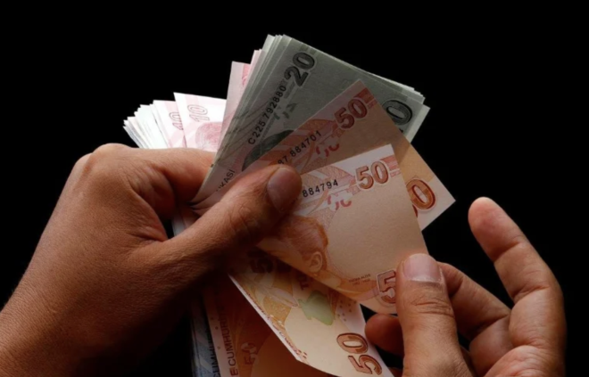 Emeklilikte Yaa Taklanlar (EYT) yasasnn Resmi Gazete?de yaymlanarak yrrle girmesinin ardndan 2 milyon 250 bin kii emeklilik hakk elde etti. EYT'de ilk gn bavurular 300 bini geerken, SGK ise mesai balang saatini 06.00?ya ekti.