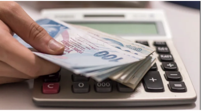 zel bankalarda ise bu rakamlar 10 bin TL?ye kadar kmt. Ancak EYT sonras yeni rakamlar dile getirilmeye baland. lk maan alacak EYT?liler emeklilik ilemleri esnasnda SGK veya e-Devlet zerinden bankalarn seebilecek. Bylece EYT'linin emekli maa tercih ettii bankaya yatrlacak. Kamu ve zel bankalar emeklilere 3 yl taahht ile kendi ubelerinden maa almalar durumunda emekli promosyon demesi yapyorlar.