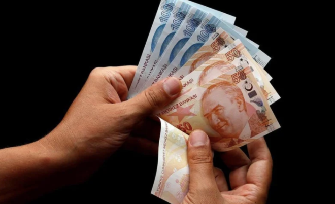 Bayram ikramiyesi de alacaklar  <br>  lk maalar Nisan aynda hesaplara yatrlacak. Ramazan Bayram nedeniyle de 1100 TL ikramiye demesi de yaplacak. Ancak tm bunlarn yannda bankalar yeni emeklileri ve daha yksek maa alacak mevcut emeklileri kendi bankasna ekmek iin daha yksek miktarlarda promosyon rakamlarna kabilir. Dnya Gazetesi?nde yer alan bilgiye gre, emekli promosyon tutarlarnn zel bankalarda 10-15 bin TL arasnda ekillenmesi bekleniyor.