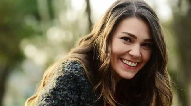 "stanbullu Gelin", "Kavak Yelleri", "Suskunlar" ve "Babil" gibi birbirinden baarl projelerle gndeme gelen oyuncu Asl Enver, getiimiz yl i insan Berkin Gkbudak ile nikah masasna oturmutu.