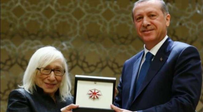 Hem T�rkiye hem d�nyada b�y�k ba�ar�lara imza atan 78 ya��ndaki yazar Alev Alatl�, asr�n felaketi olarak adland�r�lan depremlerin ard�ndan h�k�mete alg� operasyonu d�zenleyenlere a�z�n�n pay�n� verdi. Cumhurba�kan� Recep Tayyip Erdo�an'�n duyars�zca su�lanmas�n� ele�tiren Alatl� "Cumhurba�kan�m�z�n bo�vericilikle su�lanmas�n� ac�mas�zl���n �tesinde �uursuzluk olarak vas�fland�r�yorum." dedi.