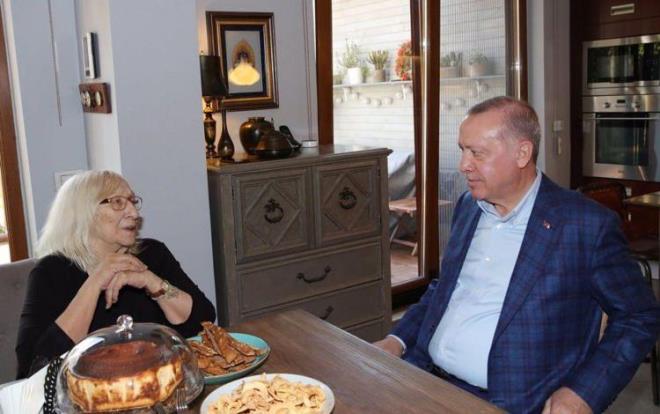 Velakin birlikte ge�irdi�imiz �u 20 y�l zarf�nda Cumhurba�kan�m�z�n g�zya�lar�na hi� �ahit olmam���z, Aylan bebe�i, Esma'y� birlikte ya�amam���z gibi onun duyars�zl�kla, bo�vericilikle su�lanmas�n� ac�mas�zl���n �tesinde �uursuzluk olarak vas�fland�r�yorum.