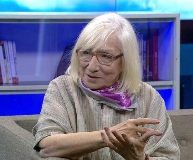 "G��T� G�TT� KOCA TAR�H"    �lk olarak "�lke olarak b�y�k bir deprem felaketi ya�ad�k. Neler hissediyorsunuz?" sorusuna yan�t veren Alatl�, �u ifadeleri kulland�:    "Sanki �stesinden asla gelemeyece�im a��r bir keder... Bilirsin, bizim tak�m ac�y� kelimelere, notalara d�kerek aralamaya kurgulanm��t�r. Ac�y� b�yle hafifletmeye �al���r�z... Lakin bu defaki varolu�sal kay�p tasavvurun �tesinde. Bir anlam� olan hemen her �ey yok oldu. Aziz bir dostum var, depremzede; "G��t� gitti koca tarih, k�lt�r�yle, iziyle, topra��yla, art�k ferman asacak kalesi de yok memleketimin" diye g�zya�� d�kmekte. G�zel bir de t�rk�s� varm��, 'a��t' olmu� �imdi.