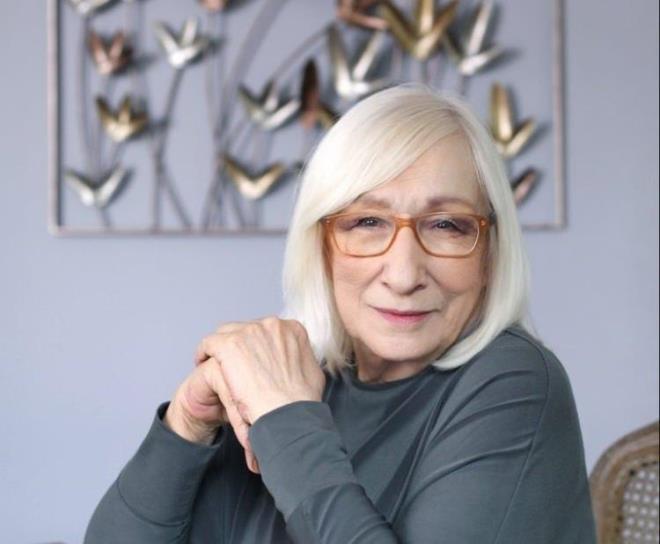 "Nasihatname", "Beyaz T�rkler K�st�ler" ve "D�nya N�beti" gibi �ok okunan eserleri kaleme alan �nl� yazar Alev Alatl�, ba�ar�l� meslek hayat�yla hem T�rkiye hem de d�nya edebiyat�n�n �nde gelen isimleri aras�nda yer al�yor.