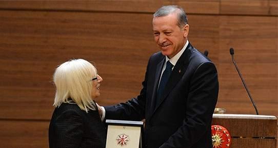 2014 y�l�nda Cumhurba�kanl��� K�lt�r ve Sanat B�y�k �d�l�'ne lay�k g�r�len �nl� yazar�n "D�nya N�beti - Gogol'un �zinde 2. Kitap" isimli kitab�n�n Rus�a's� 2018 y�l�nda Ba�kan Erdo�an taraf�ndan Vladimir Putin'e hediye edilmi�ti.