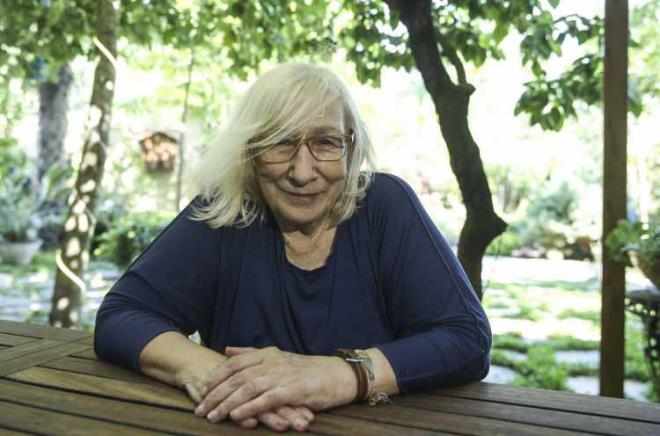 "CUMHURBA�KANININ G�ZYA�LARINI G�RMEZDEN GEL�P SU�LAMAK ACIMASIZLI�IN �TES�NDE �UUURSUZLUK"    Deprem sonras�nda f�rsat��l�k yapan ve h�k�mete y�nelik alg� operasyonu d�zenleyen ki�iler hakk�nda da konu�an 78 ya��ndaki �nl� yazar, s�zlerini ��yle s�rd�rd�:    "�nsan kendisini kom�usunun trajedisinden nas�l bu denli soyutlayabilir, o yan evde a�ken, ���yorken, nas�l arkas�n� d�n�p karn� tok, s�rt� pek uyuyabilir, anlamak m�mk�n de�ildir. Empati yoksunlu�unun b�ylesi ancak ak�l hastal��� ile a��klanabilir diye d���n�r�m. Ya�ad���m�z faciay� ya�ma, talan, haks�z kazan� f�rsat� olarak de�erlendirmeye kalkanlar olmad� m�? Oldu. ��k�rler olsun ki, marjinal gruplard�. �yinin g�c� sildi att�.