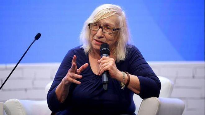 Deprem sonras� h�k�meti istifaya �a��ran bir kesim de var... G��t� gitti memleketim, k�lt�r�yle, iziyle, topra��yla diye i�i yanan�n s�vme masumiyeti olabilir diye d���nebilirim. Siyasal m�nasebetsizliklerden muaf tutulmalar�n� bile ho� g�rebilirim.