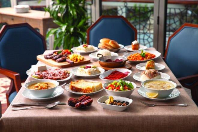 FTAR LE SAHUR ARASINA KK NLER EKLEYN  <br>   Tm gn yemeniz gereken besinleri tek bir ne sdrmayn. Ramazanda uzun sre a kalmak metabolizmann yavalamasna sebep olur, kilo alm kolaylar.