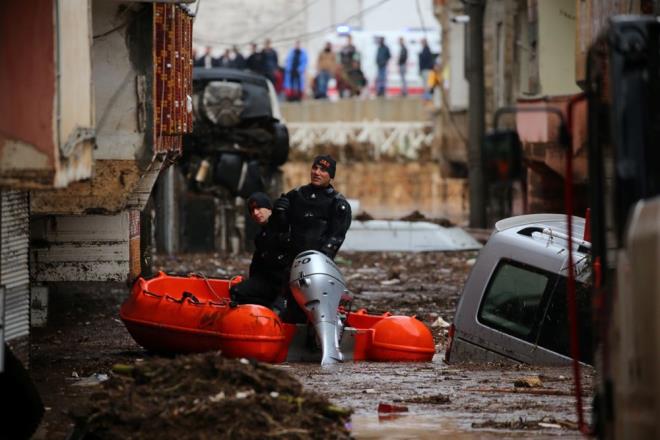 ahbaz, AA muhabirine, deprem blgesinin ya durumu ile ar yalarn neden olduu selden etkilenen Adyaman ve anlurfa'daki duruma ilikin bilgi verdi.    Genel Mdrlk olarak blgedeki yalara ilikin bir gn nce turuncu kodla uyarda bulunduklarn hatrlatan ahbaz, akam saatlerinden itibaren beklentileri dorultusunda yalarn baladn syledi.